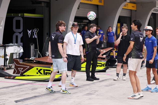 Dan Ticktum (GBR) und pepe Marti (ESP) beide Cupra- Kiro kicken in der Boxengasse, FIA Formel E Weltmeisterschaft Saison 12, Shanghai E- Prix, China, 02.07.2026, Shanghai International Circuit *** Dan Ticktum (GBR) and Pepe Marti (ESP), both driving Cupra Kiro cars, are in the pit lane, FIA Formula E World Championship Season 12, Shanghai E-Prix, China, July 2, 2026, Shanghai International Circuit