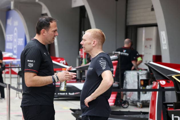 Florian Modlinger (GER) leiter Formel E Porsche Motorsport und Phil Charles (GBR) Teamchef DS Penske in der Boxengasse, FIA Formel E Weltmeisterschaft Saison 12, Shanghai E- Prix, China, 02.07.2026, Shanghai International Circuit *** Florian Modlinger (GER), Head of Formula E at Porsche Motorsport, and Phil Charles (GBR), Team Principal of DS Penske, in the pit lane, FIA Formula E World Championship Season 12, Shanghai E-Prix, China, July 2, 2026, Shanghai International Circuit