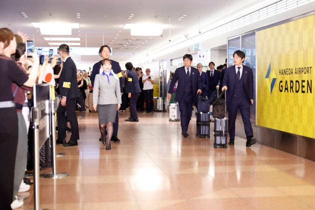 Members of the SAMURAI BLUE (Japan national team, Nationalteam arriveat Tokyo International Airport on July 2, 2026, in Tokyo, Japan. Japanese soccer fans gathered to greet their national team, who returned home after losing to Brazil in the Round of 32 of the 2026 FIFA World Cup, WM, Weltmeisterschaft, Fussball Many supporters turned out to welcome them back.  aflo_336550996 RodrigoxReyesxMarinx