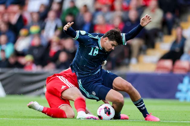 Mirza Catovic (Germany) kontrolliert den Ball, UEFA European Under-19 Championship 2026 Group A, Wales v Germany, Racecourse Ground am 01. July 2026 in Wrexham, Vereinigtes Königreich. (Foto von Marco Steinbrenner DeFodi Images) Mirza Catovic (Germany) controls the ball, UEFA European Under-19 Championship 2026 Group A, Wales v Germany, Racecourse Ground, July 1, 2026 in Wrexham, United Kingdom. (Photo by Marco Steinbrenner DeFodi Images) - *** Mirza Catovic of Germany controls the ball, 2026 UEFA European Under-19 Championship Group A, Wales vs. Germany, Racecourse Ground on July 1, 2026, in Wrexham, United Kingdom. Photo by Marco Steinbrenner, DeFodi Images. Mirza Catovic of Germany controls the ball, UEFA European Under-19 Championship 2026, Group A, Wales vs. Germany, Racecourse Ground, July 1, 2026, in Wrexham, United Kingdom. Photo by Marco Steinbrenner, DeFodi Images