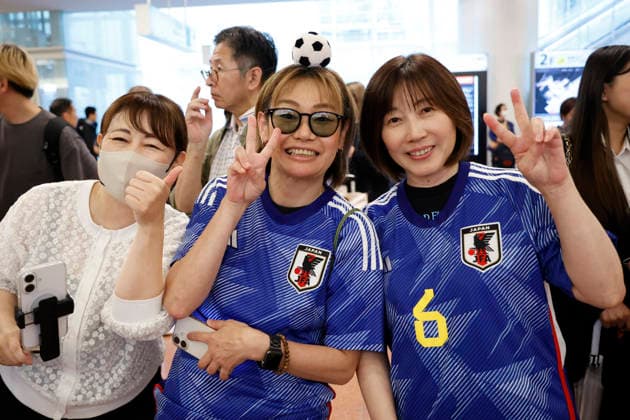 Japanese soccer fans gather to greet their national teamat Tokyo International Airport on July 2, 2026, in Tokyo, Japan. SAMURAI BLUE (Japan national team, Nationalteam arrived to Japan after losing to Brazil in the Round of 32 of the 2026 FIFA World Cup, WM, Weltmeisterschaft, Fussball Many supporters turned out to welcome them back.  aflo_336551351 RodrigoxReyesxMarinx