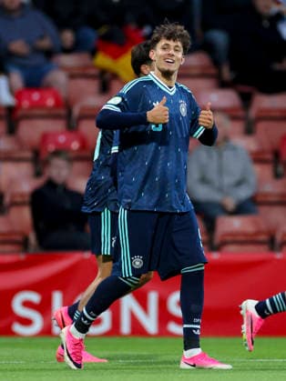 Otto Stange (Germany) bejubelt seinen Treffer zum 0:3, UEFA European Under-19 Championship 2026 Group A, Wales v Germany, Racecourse Ground am 01. July 2026 in Wrexham, Vereinigtes Königreich. (Foto von Marco Steinbrenner DeFodi Images) Otto Stange (Germany) celebrates after scoring his teams third Goal, UEFA European Under-19 Championship 2026 Group A, Wales v Germany, Racecourse Ground, July 1, 2026 in Wrexham, United Kingdom. (Photo by Marco Steinbrenner DeFodi Images) - *** Otto Stange of Germany celebrates his goal to make it 0–3, 2026 UEFA European Under-19 Championship, Group A, Wales vs. Germany, Racecourse Ground on July 1, 2026, in Wrexham, United Kingdom. Photo by Marco Steinbrenner, DeFodi Images. Otto Stange of Germany celebrates after scoring his team’s third goal, UEFA European Under-19 Championship 2026, Group A, Wales vs. Germany, Racecourse Ground, July 1, 2026, in Wrexham, United Kingdom. Photo by Marco Steinbrenner, DeFodi Images