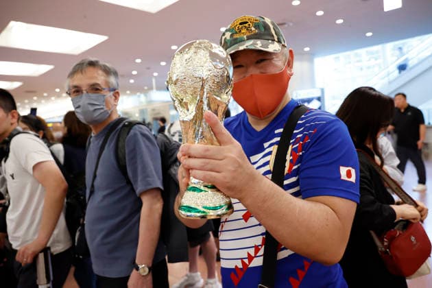 Japanese soccer fans gather to greet their national teamat Tokyo International Airport on July 2, 2026, in Tokyo, Japan. SAMURAI BLUE (Japan national team, Nationalteam arrived to Japan after losing to Brazil in the Round of 32 of the 2026 FIFA World Cup, WM, Weltmeisterschaft, Fussball Many supporters turned out to welcome them back.  aflo_336551352 RodrigoxReyesxMarinx