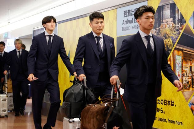 Members of the SAMURAI BLUE (Japan national team, Nationalteam arriveat Tokyo International Airport on July 2, 2026, in Tokyo, Japan. Japanese soccer fans gathered to greet their national team, who returned home after losing to Brazil in the Round of 32 of the 2026 FIFA World Cup, WM, Weltmeisterschaft, Fussball Many supporters turned out to welcome them back.  aflo_336551364 RodrigoxReyesxMarinx
