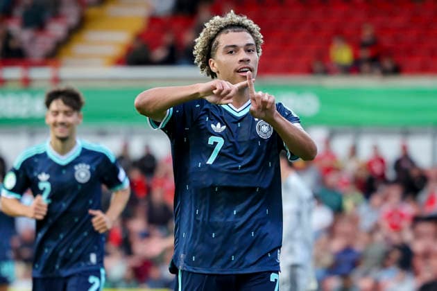Montrell Culbreath (Germany) bejubelt seinen Treffer zum 0:2, UEFA European Under-19 Championship 2026 Group A, Wales v Germany, Racecourse Ground am 01. July 2026 in Wrexham, Vereinigtes Königreich. (Foto von Marco Steinbrenner DeFodi Images) Montrell Culbreath (Germany) celebrates after scoring his teams second goal, UEFA European Under-19 Championship 2026 Group A, Wales v Germany, Racecourse Ground, July 1, 2026 in Wrexham, United Kingdom. (Photo by Marco Steinbrenner DeFodi Images) - *** Montrell Culbreath of Germany celebrates his goal to make it 0–2, 2026 UEFA European Under-19 Championship, Group A, Wales vs. Germany, Racecourse Ground on July 1, 2026, in Wrexham, United Kingdom. Photo by Marco Steinbrenner, DeFodi Images. Montrell Culbreath of Germany celebrates after scoring his team’s second goal, UEFA European Under-19 Championship 2026, Group A, Wales vs. Germany, Racecourse Ground, July 1, 2026, in Wrexham, United Kingdom. Photo by Marco Steinbrenner, DeFodi Images