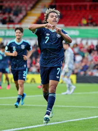 Montrell Culbreath (Germany) bejubelt seinen Treffer zum 0:2, UEFA European Under-19 Championship 2026 Group A, Wales v Germany, Racecourse Ground am 01. July 2026 in Wrexham, Vereinigtes Königreich. (Foto von Marco Steinbrenner DeFodi Images) Montrell Culbreath (Germany) celebrates after scoring his teams second goal, UEFA European Under-19 Championship 2026 Group A, Wales v Germany, Racecourse Ground, July 1, 2026 in Wrexham, United Kingdom. (Photo by Marco Steinbrenner DeFodi Images) - *** Montrell Culbreath of Germany celebrates his goal to make it 0–2, 2026 UEFA European Under-19 Championship, Group A, Wales vs. Germany, Racecourse Ground on July 1, 2026, in Wrexham, United Kingdom. Photo by Marco Steinbrenner, DeFodi Images. Montrell Culbreath of Germany celebrates after scoring his team’s second goal, UEFA European Under-19 Championship 2026, Group A, Wales vs. Germany, Racecourse Ground, July 1, 2026, in Wrexham, United Kingdom. Photo by Marco Steinbrenner, DeFodi Images