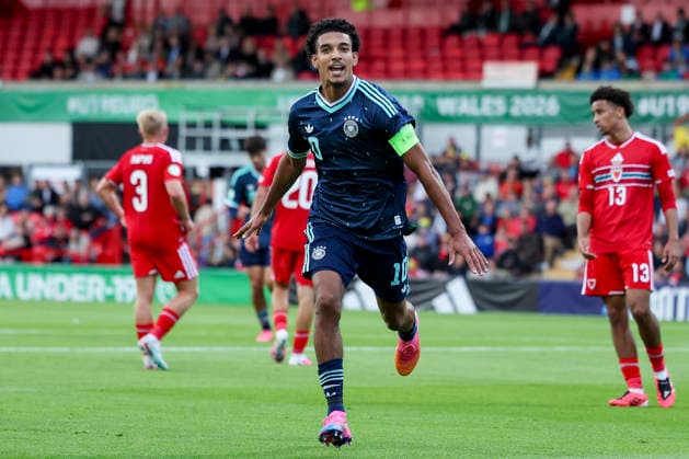 Francis Onyeka (Germany) bejubelt seinen Treffer zum 0:1, UEFA European Under-19 Championship 2026 Group A, Wales v Germany, Racecourse Ground am 01. July 2026 in Wrexham, Vereinigtes Königreich. (Foto von Marco Steinbrenner DeFodi Images) Francis Onyeka (Germany) celebrates after scoring his teams first goal, UEFA European Under-19 Championship 2026 Group A, Wales v Germany, Racecourse Ground, July 1, 2026 in Wrexham, United Kingdom. (Photo by Marco Steinbrenner DeFodi Images) - *** Francis Onyeka of Germany celebrates his goal to make it 0–1, 2026 UEFA European Under-19 Championship, Group A, Wales vs. Germany, Racecourse Ground on July 1, 2026, in Wrexham, United Kingdom. Photo by Marco Steinbrenner, DeFodi Images. Francis Onyeka of Germany celebrates after scoring his team’s first goal, UEFA European Under-19 Championship 2026, Group A, Wales vs. Germany, Racecourse Ground, July 1, 2026, in Wrexham, United Kingdom. Photo by Marco Steinbrenner, DeFodi Images