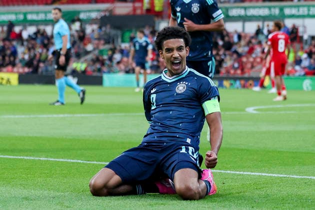 Francis Onyeka (Germany) bejubelt seinen Treffer zum 0:1, UEFA European Under-19 Championship 2026 Group A, Wales v Germany, Racecourse Ground am 01. July 2026 in Wrexham, Vereinigtes Königreich. (Foto von Marco Steinbrenner DeFodi Images) Francis Onyeka (Germany) celebrates after scoring his teams first goal, UEFA European Under-19 Championship 2026 Group A, Wales v Germany, Racecourse Ground, July 1, 2026 in Wrexham, United Kingdom. (Photo by Marco Steinbrenner DeFodi Images) - *** Francis Onyeka of Germany celebrates his goal to make it 0–1, 2026 UEFA European Under-19 Championship, Group A, Wales vs. Germany, Racecourse Ground on July 1, 2026, in Wrexham, United Kingdom. Photo by Marco Steinbrenner, DeFodi Images. Francis Onyeka of Germany celebrates after scoring his team’s first goal, UEFA European Under-19 Championship 2026, Group A, Wales vs. Germany, Racecourse Ground, July 1, 2026, in Wrexham, United Kingdom. Photo by Marco Steinbrenner, DeFodi Images