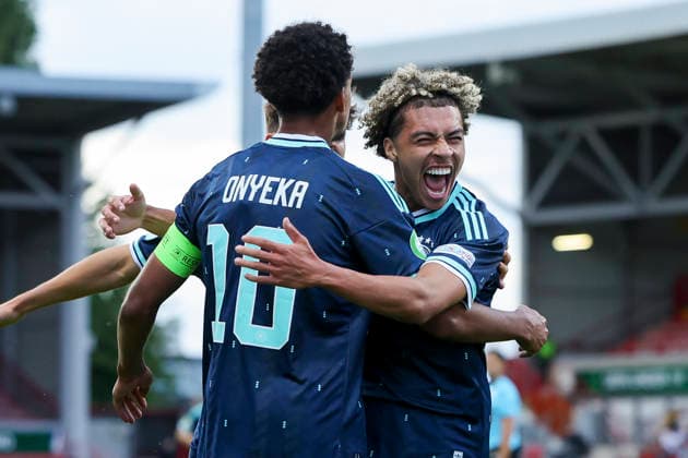 Francis Onyeka (Germany) bejubelt seinen Treffer zum 0:1 mit Montrell Culbreath (Germany), UEFA European Under-19 Championship 2026 Group A, Wales v Germany, Racecourse Ground am 01. July 2026 in Wrexham, Vereinigtes Königreich. (Foto von Marco Steinbrenner DeFodi Images) Francis Onyeka (Germany) celebrates after scoring his teams first goal with Montrell Culbreath (Germany), UEFA European Under-19 Championship 2026 Group A, Wales v Germany, Racecourse Ground, July 1, 2026 in Wrexham, United Kingdom. (Photo by Marco Steinbrenner DeFodi Images) - *** Francis Onyeka (Germany) celebrates his goal to make it 0–1 with Montrell Culbreath (Germany), 2026 UEFA European Under-19 Championship, Group A, Wales vs. Germany, Racecourse Ground on July 1, 2026, in Wrexham, United Kingdom. Photo by Marco Steinbrenner, DeFodi Images. Francis Onyeka (Germany) celebrates after scoring his team’s first goal alongside Montrell Culbreath (Germany), UEFA European Under-19 Championship 2026, Group A, Wales vs. Germany, Racecourse Ground, July 1, 2026, in Wrexham, United Kingdom. Photo by Marco Steinbrenner, DeFodi Images