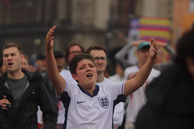 England v Congo DR FIFA Fan Fest- FIFA World Cup, WM, Weltmeisterschaft, Fussball A Fan of England national team, Nationalteam watching the FIFA World Cup round of 32 match between England and Democratic Republic of the Congo on the giant screen at the FIFA World Cup Fan Fest. on July 1, 2026, in Mexico City, Mexico. Mexico City CDMX Mexico Copyright: xCarlosxSantiagox