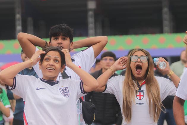 England v Congo DR FIFA Fan Fest- FIFA World Cup, WM, Weltmeisterschaft, Fussball A Fan of England national team, Nationalteam watching the FIFA World Cup round of 32 match between England and Democratic Republic of the Congo on the giant screen at the FIFA World Cup Fan Fest. on July 1, 2026, in Mexico City, Mexico. Mexico City CDMX Mexico Copyright: xCarlosxSantiagox