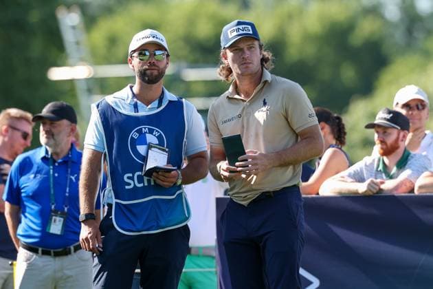 Freddy Schott (GER) bespricht sich mit seinem Caddy, 37. BMW International Open 2026, Golf, DP World Tour, Herren, Runde 1, 02.07.2026 Eichenried Bayern Deutschland *** Freddy Schott (GER) talks with his caddie, 37th BMW International Open 2026, Golf, DP World Tour, Men s, Round 1, July 2, 2026, Eichenried, Bavaria, Germany Copyright: xkolbert-press ChristianxKolbertx