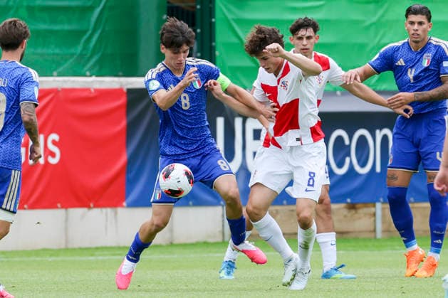 Emanuele Sala (Italy) und Tomas Bakovic (Croatia) kaempfen um den Ball, UEFA European Under-19 Championship 2026 Group B, Croatia v Italy, The Oval am 02. July 2026 in Caernarfon, Vereinigtes Königreich. (Foto von Marco Steinbrenner DeFodi Images) Emanuele Sala (Italy) und Tomas Bakovic (Croatia) battle for the ball, UEFA European Under-19 Championship 2026 Group B, Croatia v Italy, The Oval, July 2, 2026 in Caernarfon, United Kingdom. (Photo by Marco Steinbrenner DeFodi Images) - *** Emanuele Sala (Italy) and Tomas Bakovic (Croatia) battle for the ball, 2026 UEFA European Under-19 Championship Group B, Croatia vs. Italy, The Oval on July 2, 2026, in Caernarfon, United Kingdom. Photo by Marco Steinbrenner, DeFodi Images. Emanuele Sala (Italy) and Tomas Bakovic (Croatia) battle for the ball, 2026 UEFA European Under-19 Championship Group B, Croatia vs. Italy, The Oval, July 2, 2026, in Caernarfon, United Kingdom. Photo by Marco Steinbrenner, DeFodi Images