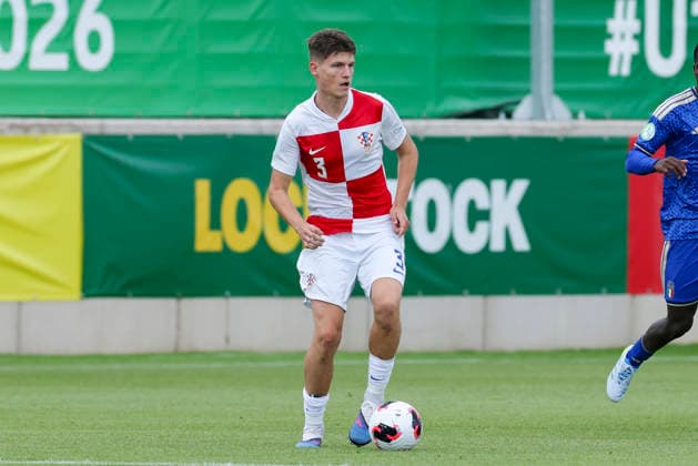 Kristian Mandic (Croatia) kontrolliert den Ball, UEFA European Under-19 Championship 2026 Group B, Croatia v Italy, The Oval am 02. July 2026 in Caernarfon, Vereinigtes Königreich. (Foto von Marco Steinbrenner DeFodi Images) Kristian Mandic (Croatia) controls the ball, UEFA European Under-19 Championship 2026 Group B, Croatia v Italy, The Oval, July 2, 2026 in Caernarfon, United Kingdom. (Photo by Marco Steinbrenner DeFodi Images) - *** Kristian Mandic of Croatia controls the ball, 2026 UEFA European Under-19 Championship Group B, Croatia vs. Italy, The Oval on July 2, 2026, in Caernarfon, United Kingdom Photo by Marco Steinbrenner DeFodi Images Kristian Mandic of Croatia controls the ball, 2026 UEFA European Under-19 Championship Group B, Croatia vs. Italy, The Oval, July 2, 2026, in Caernarfon, United Kingdom. Photo by Marco Steinbrenner, DeFodi Images