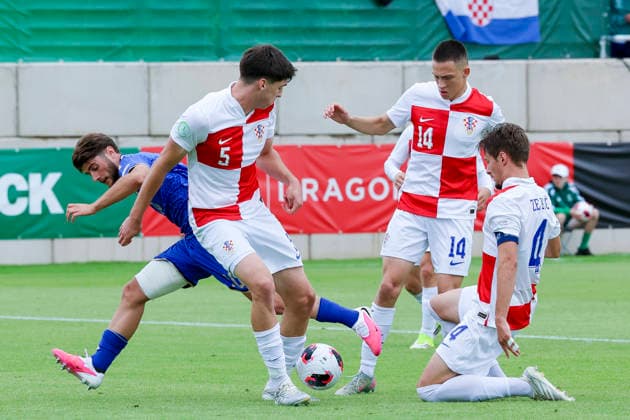 Mattia Liberali (Italy), Ljubo Puljic (Croatia), Matija Subotic (Croatia) und Marko Zebic (Croatia) kaempfen um den Ball, UEFA European Under-19 Championship 2026 Group B, Croatia v Italy, The Oval am 02. July 2026 in Caernarfon, Vereinigtes Königreich. (Foto von Marco Steinbrenner DeFodi Images) Mattia Liberali (Italy), Ljubo Puljic (Croatia), Matija Subotic (Croatia) und Marko Zebic (Croatia) battle for the ball, UEFA European Under-19 Championship 2026 Group B, Croatia v Italy, The Oval, July 2, 2026 in Caernarfon, United Kingdom. (Photo by Marco Steinbrenner DeFodi Images) - *** Mattia Liberali (Italy), Ljubo Puljic (Croatia), Matija Subotic (Croatia), and Marko Zebic (Croatia) battle for the ball, 2026 UEFA European Under-19 Championship Group B, Croatia vs. Italy, The Oval on July 2, 2026, in Caernarfon, United Kingdom. Photo by Marco Steinbrenner, DeFodi Images. Mattia Liberali (Italy), Ljubo Puljic (Croatia), Matija Subotic (Croatia) and Marko Zebic (Croatia) battle for the ball, 2026 UEFA European Under-19 Championship Group B, Croatia vs. Italy, The Oval, July 2, 2026, in Caernarfon, United Kingdom. Photo by Marco Steinbrenner, DeFodi Images