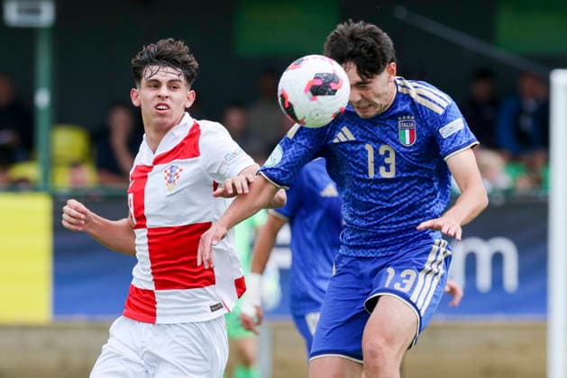 Tomas Bakovic (Croatia) und Francesco Verde (Italy) kaempfen um den Ball, UEFA European Under-19 Championship 2026 Group B, Croatia v Italy, The Oval am 02. July 2026 in Caernarfon, Vereinigtes Königreich. (Foto von Marco Steinbrenner DeFodi Images) Tomas Bakovic (Croatia) und Francesco Verde (Italy) battle for the ball, UEFA European Under-19 Championship 2026 Group B, Croatia v Italy, The Oval, July 2, 2026 in Caernarfon, United Kingdom. (Photo by Marco Steinbrenner DeFodi Images) - *** Tomas Bakovic (Croatia) and Francesco Verde (Italy) battle for the ball, 2026 UEFA European Under-19 Championship Group B, Croatia vs. Italy, The Oval on July 2, 2026, in Caernarfon, United Kingdom. Photo by Marco Steinbrenner, DeFodi Images. Tomas Bakovic (Croatia) and Francesco Verde (Italy) battle for the ball, 2026 UEFA European Under-19 Championship Group B, Croatia vs. Italy, The Oval, July 2, 2026, in Caernarfon, United Kingdom. Photo by Marco Steinbrenner, DeFodi Images
