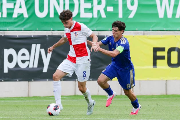 Tomas Bakovic (Croatia) und Emanuele Sala (Italy) kaempfen um den Ball, UEFA European Under-19 Championship 2026 Group B, Croatia v Italy, The Oval am 02. July 2026 in Caernarfon, Vereinigtes Königreich. (Foto von Marco Steinbrenner DeFodi Images) Tomas Bakovic (Croatia) und Emanuele Sala (Italy) battle for the ball, UEFA European Under-19 Championship 2026 Group B, Croatia v Italy, The Oval, July 2, 2026 in Caernarfon, United Kingdom. (Photo by Marco Steinbrenner DeFodi Images) - *** Tomas Bakovic (Croatia) and Emanuele Sala (Italy) battle for the ball, 2026 UEFA European Under-19 Championship Group B, Croatia vs. Italy, The Oval on July 2, 2026, in Caernarfon, United Kingdom. Photo by Marco Steinbrenner, DeFodi Images. Tomas Bakovic (Croatia) and Emanuele Sala (Italy) battle for the ball, UEFA European Under-19 Championship 2026, Group B, Croatia vs. Italy, The Oval, July 2, 2026, in Caernarfon, United Kingdom. Photo by Marco Steinbrenner, DeFodi Images
