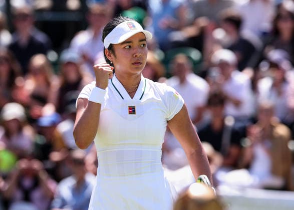 Alexandra Eala (PHI) macht die Faust und jubelt, Jubel, Emotion, Damen Einzel, Ladies Singles Tennis - Wimbledon 2026 - Grand Slam ITF ATP, Tennis Herren WTA, Tennis Damen - AELTC - London - - Great Britain - 2 July 2026. *** Alexandra Eala PHI pumps her fist and cheers; Cheers, Emotion, Women s Singles, Ladies Singles Tennis, Wimbledon 2026, Grand Slam, ITF, ATP, WTA, AELTC, London, Great Britain, July 2, 2026 Copyright: xJuergenxHasenkopfx