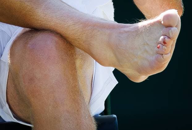 Belgian Zizou Bergs inspects his foot after a tennis match against Portuguese Faria, in the second round of the Men s singles at the Wimbledon grand slam tennis tournament in London, Britain, Thursday 02 July 2026. BENOITxDOPPAGNE  x180181015x