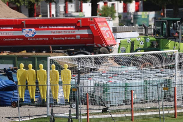 Trainingsplatz, Baufahrzeug, Pappkameraden, Freistosspuppen, Fussballtor, Baustelle, Neuebau, Umbau, Modernisierung Fussball FC Bayern München Training an der Säbenerstrasse 02.07.2026 FOTO: Mladen Lackovic LakoPress *** Training field, construction vehicle, dummies, free-kick dummies, soccer goal, construction site, new construction, renovation, modernization. FC Bayern Munich soccer training at Säbenerstrasse, July 2, 2026. PHOTO: Mladen Lackovic, LakoPress