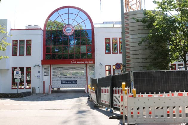Haupteingang, Leistungszentrum, Baustelle, Neuebau, Umbau, Modernisierung Fussball FC Bayern München Training an der Säbenerstrasse 02.07.2026 FOTO: Mladen Lackovic LakoPress *** Main Entrance, Training Center, Construction Site, New Construction, Renovation, Modernization: FC Bayern Munich Soccer Training at Säbenerstrasse, July 2, 2026. PHOTO: Mladen Lackovic, LakoPress