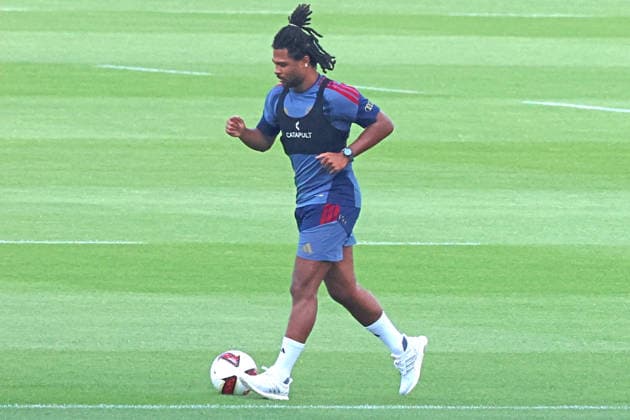 7 Serge Gnabry, beim Reha-Training, nach im April erlittenen Ausriss der Adduktoren am rechten Oberschenkel, Rehabilitation, Portraet, Portrait, am Ball, in Joggingschuhen Fussball FC Bayern München Training an der Säbenerstrasse 02.07.2026 FOTO: Mladen Lackovic LakoPress *** 7 Serge Gnabry, during rehab training, following a right thigh adductor strain sustained in April, rehabilitation, portrait, Portrait, on the ball, in running shoes, soccer, FC Bayern Munich training at Säbenerstrasse, July 2, 2026, PHOTO Mladen Lackovic, LakoPress