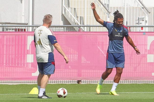 7 Serge Gnabry und REHA-Trainer Benjamin Sommer, beim Reha-Training, nach im April erlittenen Ausriss der Adduktoren am rechten Oberschenkel, Rehabilitation, Portraet, Portrait, in Fussballschuhen Fussball FC Bayern München Training an der Säbenerstrasse 02.07.2026 FOTO: Mladen Lackovic LakoPress *** 7 Serge Gnabry and rehab coach Benjamin Sommer during rehab training following a right thigh adductor strain sustained in April; rehabilitation; portrait; Portrait, wearing soccer cleats, FC Bayern Munich training at Säbenerstrasse, July 2, 2026. PHOTO: Mladen Lackovic, LakoPress