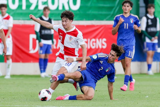 Patrice Covic (Croatia) und Federico Coletta (Italy) kaempfen um den Ball, UEFA European Under-19 Championship 2026 Group B, Croatia v Italy, The Oval am 02. July 2026 in Caernarfon, Vereinigtes Königreich. (Foto von Marco Steinbrenner DeFodi Images) Patrice Covic (Croatia) und Federico Coletta (Italy) battle for the ball, UEFA European Under-19 Championship 2026 Group B, Croatia v Italy, The Oval, July 2, 2026 in Caernarfon, United Kingdom. (Photo by Marco Steinbrenner DeFodi Images) - *** Patrice Covic (Croatia) and Federico Coletta (Italy) battle for the ball, 2026 UEFA European Under-19 Championship Group B, Croatia vs. Italy, The Oval on July 2, 2026, in Caernarfon, United Kingdom. Photo by Marco Steinbrenner, DeFodi Images. Patrice Covic of Croatia and Federico Coletta of Italy battle for the ball, UEFA European Under-19 Championship 2026 Group B, Croatia vs. Italy, The Oval, July 2, 2026, in Caernarfon, United Kingdom. Photo by Marco Steinbrenner, DeFodi Images