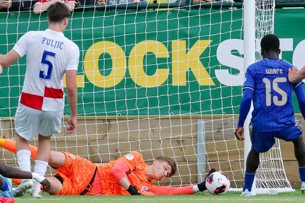 Torhueter Maroje Kostopec (Croatia) kontrolliert den Ball, UEFA European Under-19 Championship 2026 Group B, Croatia v Italy, The Oval am 02. July 2026 in Caernarfon, Vereinigtes Königreich. (Foto von Marco Steinbrenner DeFodi Images) Torhueter Maroje Kostopec (Croatia) controls the ball, UEFA European Under-19 Championship 2026 Group B, Croatia v Italy, The Oval, July 2, 2026 in Caernarfon, United Kingdom. (Photo by Marco Steinbrenner DeFodi Images) - *** Goalkeeper Maroje Kostopec of Croatia controls the ball, 2026 UEFA European Under-19 Championship Group B, Croatia vs. Italy, The Oval on July 2, 2026, in Caernarfon, United Kingdom Photo by Marco Steinbrenner DeFodi Images Goalkeeper Maroje Kostopec of Croatia controls the ball, UEFA European Under-19 Championship 2026 Group B, Croatia vs. Italy, The Oval, July 2, 2026, in Caernarfon, United Kingdom. Photo by Marco Steinbrenner, DeFodi Images