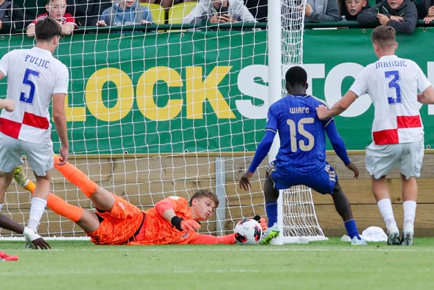 Torhueter Maroje Kostopec (Croatia) kontrolliert den Ball, UEFA European Under-19 Championship 2026 Group B, Croatia v Italy, The Oval am 02. July 2026 in Caernarfon, Vereinigtes Königreich. (Foto von Marco Steinbrenner DeFodi Images) Torhueter Maroje Kostopec (Croatia) controls the ball, UEFA European Under-19 Championship 2026 Group B, Croatia v Italy, The Oval, July 2, 2026 in Caernarfon, United Kingdom. (Photo by Marco Steinbrenner DeFodi Images) - *** Goalkeeper Maroje Kostopec of Croatia controls the ball, 2026 UEFA European Under-19 Championship Group B, Croatia vs. Italy, The Oval on July 2, 2026, in Caernarfon, United Kingdom Photo by Marco Steinbrenner DeFodi Images Goalkeeper Maroje Kostopec of Croatia controls the ball, UEFA European Under-19 Championship 2026 Group B, Croatia vs. Italy, The Oval, July 2, 2026, in Caernarfon, United Kingdom. Photo by Marco Steinbrenner, DeFodi Images