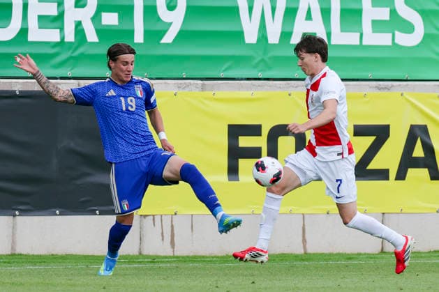Mattia Marello (Italy) und Karlo Simic (Croatia) kaempfen um den Ball, UEFA European Under-19 Championship 2026 Group B, Croatia v Italy, The Oval am 02. July 2026 in Caernarfon, Vereinigtes Königreich. (Foto von Marco Steinbrenner DeFodi Images) Mattia Marello (Italy) und Karlo Simic (Croatia) battle for the ball, UEFA European Under-19 Championship 2026 Group B, Croatia v Italy, The Oval, July 2, 2026 in Caernarfon, United Kingdom. (Photo by Marco Steinbrenner DeFodi Images) - *** Mattia Marello (Italy) and Karlo Simic (Croatia) battle for the ball, 2026 UEFA European Under-19 Championship Group B, Croatia vs. Italy, The Oval on July 2, 2026, in Caernarfon, United Kingdom. Photo by Marco Steinbrenner, DeFodi Images. Mattia Marello (Italy) and Karlo Simic (Croatia) battle for the ball, 2026 UEFA European Under-19 Championship Group B, Croatia vs. Italy, The Oval, July 2, 2026, in Caernarfon, United Kingdom. Photo by Marco Steinbrenner, DeFodi Images