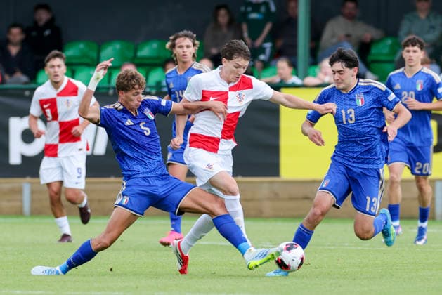 Andrea Natali (Italy), Karlo Simic (Croatia) und Francesco Verde (Italy) kaempfen um den Ball, UEFA European Under-19 Championship 2026 Group B, Croatia v Italy, The Oval am 02. July 2026 in Caernarfon, Vereinigtes Königreich. (Foto von Marco Steinbrenner DeFodi Images) Andrea Natali (Italy), Karlo Simic (Croatia) und Francesco Verde (Italy) battle for the ball, UEFA European Under-19 Championship 2026 Group B, Croatia v Italy, The Oval, July 2, 2026 in Caernarfon, United Kingdom. (Photo by Marco Steinbrenner DeFodi Images) - *** Andrea Natali (Italy), Karlo Simic (Croatia), and Francesco Verde (Italy) battle for the ball, 2026 UEFA European Under-19 Championship Group B, Croatia vs. Italy, The Oval on July 2, 2026, in Caernarfon, United Kingdom. Photo by Marco Steinbrenner, DeFodi Images. Andrea Natali (Italy), Karlo Simic (Croatia), and Francesco Verde (Italy) battle for the ball, 2026 UEFA European Under-19 Championship, Group B, Croatia vs. Italy, The Oval, July 2, 2026, in Caernarfon, United Kingdom. Photo by Marco Steinbrenner, DeFodi Images