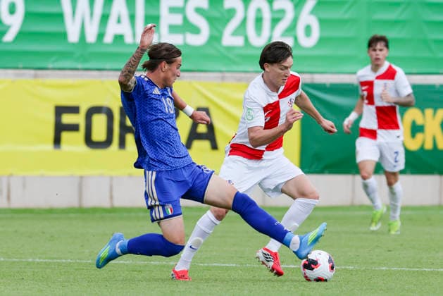 Mattia Marello (Italy) und Karlo Simic (Croatia) kaempfen um den Ball, UEFA European Under-19 Championship 2026 Group B, Croatia v Italy, The Oval am 02. July 2026 in Caernarfon, Vereinigtes Königreich. (Foto von Marco Steinbrenner DeFodi Images) Mattia Marello (Italy) und Karlo Simic (Croatia) battle for the ball, UEFA European Under-19 Championship 2026 Group B, Croatia v Italy, The Oval, July 2, 2026 in Caernarfon, United Kingdom. (Photo by Marco Steinbrenner DeFodi Images) - *** Mattia Marello (Italy) and Karlo Simic (Croatia) battle for the ball, 2026 UEFA European Under-19 Championship Group B, Croatia vs. Italy, The Oval on July 2, 2026, in Caernarfon, United Kingdom. Photo by Marco Steinbrenner, DeFodi Images. Mattia Marello (Italy) and Karlo Simic (Croatia) battle for the ball, 2026 UEFA European Under-19 Championship Group B, Croatia vs. Italy, The Oval, July 2, 2026, in Caernarfon, United Kingdom. Photo by Marco Steinbrenner, DeFodi Images