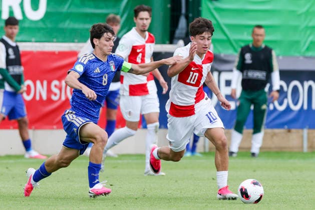 Emanuele Sala (Italy) und Patrice Covic (Croatia) kaempfen um den Ball, UEFA European Under-19 Championship 2026 Group B, Croatia v Italy, The Oval am 02. July 2026 in Caernarfon, Vereinigtes Königreich. (Foto von Marco Steinbrenner DeFodi Images) Emanuele Sala (Italy) und Patrice Covic (Croatia) battle for the ball, UEFA European Under-19 Championship 2026 Group B, Croatia v Italy, The Oval, July 2, 2026 in Caernarfon, United Kingdom. (Photo by Marco Steinbrenner DeFodi Images) - *** Emanuele Sala (Italy) and Patrice Covic (Croatia) battle for the ball, 2026 UEFA European Under-19 Championship Group B, Croatia vs. Italy, The Oval on July 2, 2026, in Caernarfon, United Kingdom. Photo by Marco Steinbrenner, DeFodi Images. Emanuele Sala (Italy) and Patrice Covic (Croatia) battle for the ball, 2026 UEFA European Under-19 Championship Group B, Croatia vs. Italy, The Oval, July 2, 2026, in Caernarfon, United Kingdom. Photo by Marco Steinbrenner, DeFodi Images