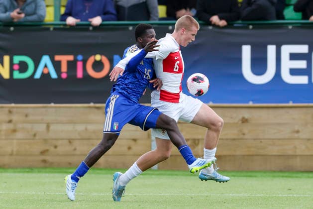 Samuel Wiafe (Italy) und Marko Zrilic (Croatia) kaempfen um den Ball, UEFA European Under-19 Championship 2026 Group B, Croatia v Italy, The Oval am 02. July 2026 in Caernarfon, Vereinigtes Königreich. (Foto von Marco Steinbrenner DeFodi Images) Samuel Wiafe (Italy) und Marko Zrilic (Croatia) battle for the ball, UEFA European Under-19 Championship 2026 Group B, Croatia v Italy, The Oval, July 2, 2026 in Caernarfon, United Kingdom. (Photo by Marco Steinbrenner DeFodi Images) - *** Samuel Wiafe (Italy) and Marko Zrilic (Croatia) battle for the ball, 2026 UEFA European Under-19 Championship Group B, Croatia vs. Italy, The Oval on July 2, 2026, in Caernarfon, United Kingdom. Photo by Marco Steinbrenner, DeFodi Images. Samuel Wiafe (Italy) and Marko Zrilic (Croatia) battle for the ball, 2026 UEFA European Under-19 Championship Group B, Croatia vs. Italy, The Oval, July 2, 2026, in Caernarfon, United Kingdom. Photo by Marco Steinbrenner, DeFodi Images