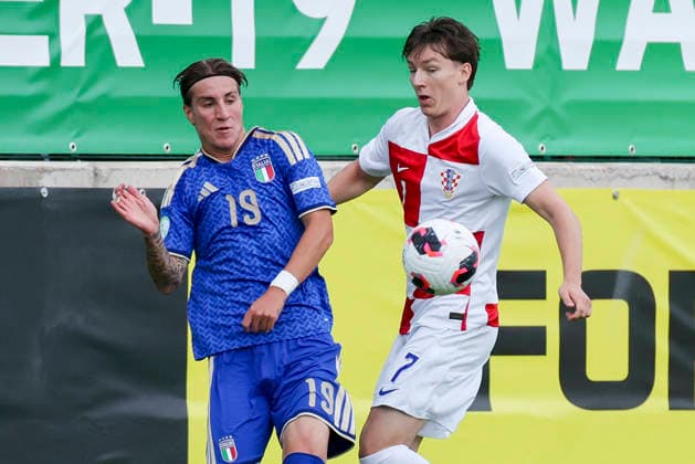 Mattia Marello (Italy) und Karlo Simic (Croatia) kaempfen um den Ball, UEFA European Under-19 Championship 2026 Group B, Croatia v Italy, The Oval am 02. July 2026 in Caernarfon, Vereinigtes Königreich. (Foto von Marco Steinbrenner DeFodi Images) Mattia Marello (Italy) und Karlo Simic (Croatia) battle for the ball, UEFA European Under-19 Championship 2026 Group B, Croatia v Italy, The Oval, July 2, 2026 in Caernarfon, United Kingdom. (Photo by Marco Steinbrenner DeFodi Images) - *** Mattia Marello (Italy) and Karlo Simic (Croatia) battle for the ball, 2026 UEFA European Under-19 Championship Group B, Croatia vs. Italy, The Oval on July 2, 2026, in Caernarfon, United Kingdom. Photo by Marco Steinbrenner, DeFodi Images. Mattia Marello (Italy) and Karlo Simic (Croatia) battle for the ball, 2026 UEFA European Under-19 Championship Group B, Croatia vs. Italy, The Oval, July 2, 2026, in Caernarfon, United Kingdom. Photo by Marco Steinbrenner, DeFodi Images