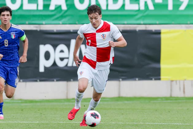 Karlo Simic (Croatia) kontrolliert den Ball, UEFA European Under-19 Championship 2026 Group B, Croatia v Italy, The Oval am 02. July 2026 in Caernarfon, Vereinigtes Königreich. (Foto von Marco Steinbrenner DeFodi Images) Karlo Simic (Croatia) controls the ball, UEFA European Under-19 Championship 2026 Group B, Croatia v Italy, The Oval, July 2, 2026 in Caernarfon, United Kingdom. (Photo by Marco Steinbrenner DeFodi Images) - *** Karlo Simic of Croatia controls the ball, 2026 UEFA European Under-19 Championship Group B, Croatia vs. Italy, The Oval on July 2, 2026, in Caernarfon, United Kingdom Photo by Marco Steinbrenner DeFodi Images Karlo Simic of Croatia controls the ball, 2026 UEFA European Under-19 Championship Group B, Croatia vs. Italy, The Oval, July 2, 2026, in Caernarfon, United Kingdom. Photo by Marco Steinbrenner, DeFodi Images