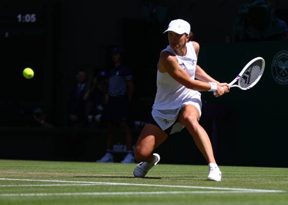 Wimbledon Championships 2026, Day One, AELTC Wimbledon, London, UK - 02 07 2026 Iga Swiatek (POL) in action during her second round match against Karolina Pliskova (CZE)in the 2026 Wimbledon Championships at the AELTC London London AELTC Wimbledon London GBR, UK NEWSPAPERS OUT Copyright: xMarkxGreenwoodx