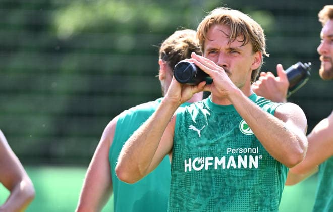 02.07.2026 - Fussball - 2. Bundesliga - Saison 2026 2027 - SpVgg Greuther Fürth Fuerth ( Kleeblatt ) - Training - - xwoxzix - Mathias Flaga Olesen (8, SpVgg Greuther Fürth ) trinkt *** July 2, 2026 Soccer 2. Bundesliga 2026–2027 Season SpVgg Greuther Fürth Fürth Kleeblatt Training xwoxzix Mathias Flaga Olesen 8, SpVgg Greuther Fürth drinks