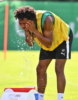 02.07.2026 - Fussball - 2. Bundesliga - Saison 2026 2027 - SpVgg Greuther Fürth Fuerth ( Kleeblatt ) - Training - - xwoxzix - David Abrangao (40, SpVgg Greuther Fürth ) erfrischt sich mit Wasser *** July 2, 2026 Soccer 2. Bundesliga 2026–2027 Season SpVgg Greuther Fürth (Füroth Kleeblatt) Training xwoxzix David Abrangao 40, SpVgg Greuther Fürth quenches his thirst with water