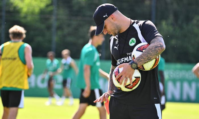 02.07.2026 - Fussball - 2. Bundesliga - Saison 2026 2027 - SpVgg Greuther Fürth Fuerth ( Kleeblatt ) - Training - - xwoxzix - Aleksandro Petrovic ( Co-Trainer SpVgg Greuther Fürth ) rote Karte Rot Platzverweis *** July 2, 2026 Soccer 2. Bundesliga 2026–2027 Season SpVgg Greuther Fürth (Füroth) Kleeblatt Training xwoxzix Aleksandro Petrovic, Assistant Coach, SpVgg Greuther Fürth, red card, sent off