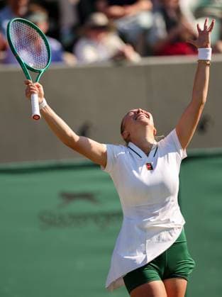 Amanda Anisimova celebrates victory in her second round match Wimbledon Tennis Championships, Day 4, The All England Lawn Tennis and Croquet Club, London, UK - 02 Jul 2026London The All England Lawn Tennis and United Kingdom  Copyright: xEllaxLing Shutterstockx 16970348at
