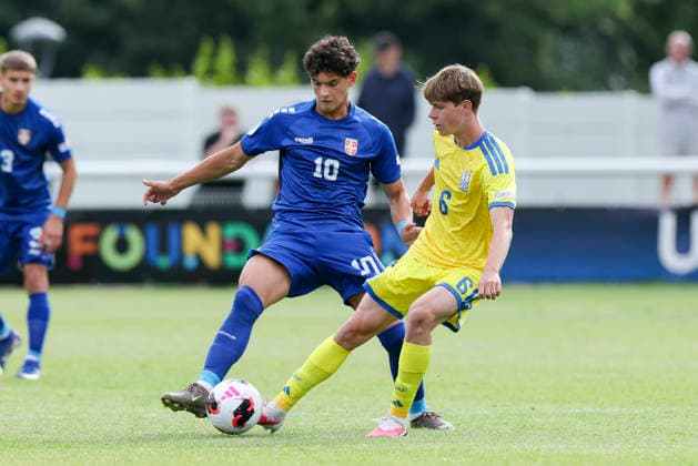 Djorde Rankovic (Serbia) und Oleksandr Soroka (Ukraine) kaempfen um den Ball, UEFA European Under-19 Championship 2026 Group B, Serbia v Ukraine, Bangor City Stadium am 02. July 2026 in Bangor, Vereinigtes Königreich. (Foto von Marco Steinbrenner DeFodi Images) Djorde Rankovic (Serbia) und Oleksandr Soroka (Ukraine) battle for the ball, UEFA European Under-19 Championship 2026 Group B, Serbia v Ukraine, Bangor City Stadium, July 2, 2026 in Bangor, United Kingdom. (Photo by Marco Steinbrenner DeFodi Images) - *** Djorde Rankovic (Serbia) and Oleksandr Soroka (Ukraine) battle for the ball, 2026 UEFA European Under-19 Championship Group B, Serbia vs. Ukraine, Bangor City Stadium on July 2, 2026, in Bangor, United Kingdom. Photo by Marco Steinbrenner, DeFodi Images. Djorde Rankovic of Serbia and Oleksandr Soroka of Ukraine battle for the ball, 2026 UEFA European Under-19 Championship Group B, Serbia vs. Ukraine, Bangor City Stadium, July 2, 2026, in Bangor, United Kingdom. Photo by Marco Steinbrenner, DeFodi Images