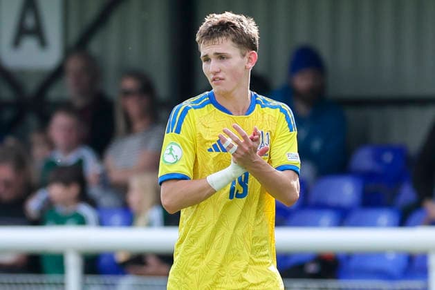 Vitaliy Hlyut (Ukraine) bejubelt seinen Treffer zum 1:1, UEFA European Under-19 Championship 2026 Group B, Serbia v Ukraine, Bangor City Stadium am 02. July 2026 in Bangor, Vereinigtes Königreich. (Foto von Marco Steinbrenner DeFodi Images) Vitaliy Hlyut (Ukraine) celebrates after scoring his teams first goal, UEFA European Under-19 Championship 2026 Group B, Serbia v Ukraine, Bangor City Stadium, July 2, 2026 in Bangor, United Kingdom. (Photo by Marco Steinbrenner DeFodi Images) - *** Vitaliy Hlyut of Ukraine celebrates his goal to make it 1–1, 2026 UEFA European Under-19 Championship Group B, Serbia vs. Ukraine, Bangor City Stadium on July 2, 2026, in Bangor, United Kingdom. Photo by Marco Steinbrenner, DeFodi Images. Vitaliy Hlyut of Ukraine celebrates after scoring his team’s first goal, UEFA European Under-19 Championship 2026, Group B, Serbia vs. Ukraine, Bangor City Stadium, July 2, 2026, in Bangor, United Kingdom. Photo by Marco Steinbrenner, DeFodi Images