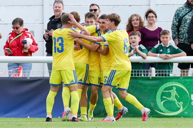 Vitaliy Hlyut (Ukraine) bejubelt seinen Treffer mit den Teamkollegen, UEFA European Under-19 Championship 2026 Group B, Serbia v Ukraine, Bangor City Stadium am 02. July 2026 in Bangor, Vereinigtes Königreich. (Foto von Marco Steinbrenner DeFodi Images) Vitaliy Hlyut (Ukraine) celebrates his goal with teammates, UEFA European Under-19 Championship 2026 Group B, Serbia v Ukraine, Bangor City Stadium, July 2, 2026 in Bangor, United Kingdom. (Photo by Marco Steinbrenner DeFodi Images) - *** Vitaliy Hlyut of Ukraine celebrates his goal with his teammates, 2026 UEFA European Under-19 Championship Group B, Serbia vs. Ukraine, Bangor City Stadium on July 2, 2026, in Bangor, United Kingdom. Photo by Marco Steinbrenner, DeFodi Images. Vitaliy Hlyut of Ukraine celebrates his goal with teammates, UEFA European Under-19 Championship 2026, Group B, Serbia vs. Ukraine, Bangor City Stadium, July 2, 2026, in Bangor, United Kingdom. Photo by Marco Steinbrenner, DeFodi Images