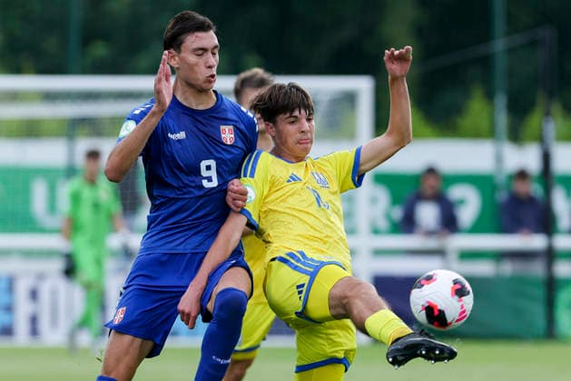 Aleksa Damjanovic (Serbia) und Yaroslav Mylokost (Ukraine) kaempfen um den Ball, UEFA European Under-19 Championship 2026 Group B, Serbia v Ukraine, Bangor City Stadium am 02. July 2026 in Bangor, Vereinigtes Königreich. (Foto von Marco Steinbrenner DeFodi Images) Aleksa Damjanovic (Serbia) und Yaroslav Mylokost (Ukraine) battle for the ball, UEFA European Under-19 Championship 2026 Group B, Serbia v Ukraine, Bangor City Stadium, July 2, 2026 in Bangor, United Kingdom. (Photo by Marco Steinbrenner DeFodi Images) - *** Aleksa Damjanovic of Serbia and Yaroslav Mylokost of Ukraine battle for the ball, 2026 UEFA European Under-19 Championship Group B, Serbia vs. Ukraine, Bangor City Stadium on July 2, 2026, in Bangor, United Kingdom. Photo by Marco Steinbrenner, DeFodi Images. Aleksa Damjanovic of Serbia and Yaroslav Mylokost of Ukraine battle for the ball, UEFA European Under-19 Championship 2026, Group B, Serbia vs. Ukraine, Bangor City Stadium, July 2, 2026, in Bangor, United Kingdom. Photo by Marco Steinbrenner, DeFodi Images