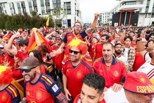 FIFA World Cup, WM, Weltmeisterschaft, Fussball 2026 - Round of 32 - Spain vs Austria Spain fans gather and wave national flags outside Los Angeles Stadium in Los Angeles, California, USA, 02 July 2026, ahead of the FIFA World Cup 2026 Round of 32 match between Spain and Austria. INGLEWOOD CALIFORNIA UNITED STATES  Copyright: xCHRISxTORRESx