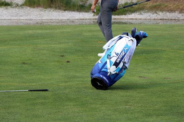 EICHENRIED, GERMANY - JULY 02: Bag of SCHNEIDER, Marcel (GER) falls after he was angry about his shot at the Round 1 of the BMW International Open, Eichenried, Germany, DP World TOUR, Round 1 on July 02, 2026 in Eichenried, Germany, BMW International Open, Eichenried, Germany, 02.07.2026 Bavaria Germany Copyright: xPhotographer:xNilsxKoepkex