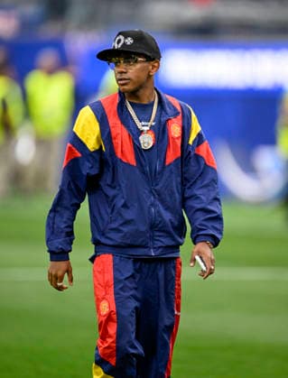 July 02, 2026 Spain forward Lamine Yamal (19) walks onto the field before the FIFA World Cup, WM, Weltmeisterschaft, Fussball 2026 round of 32 match between Spain and Austria in Inglewood, California. Mandatory Photo Credit : CSM Inglewood United States of America - ZUMAc04_ 20260702_zma_c04_005 Copyright: xCharlesxBausx