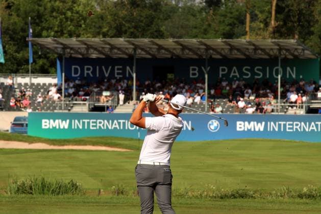 EICHENRIED, GERMANY - JULY 02: SCHMID, Matti (GER) in front of the BMW Stands and Spectators at the Round 1 of the BMW International Open, Eichenried, Germany, DP World TOUR, Round 1 on July 02, 2026 in Eichenried, Germany, BMW International Open, Eichenried, Germany, 02.07.2026 Bavaria Germany Copyright: xPhotographer:xNilsxKoepkex